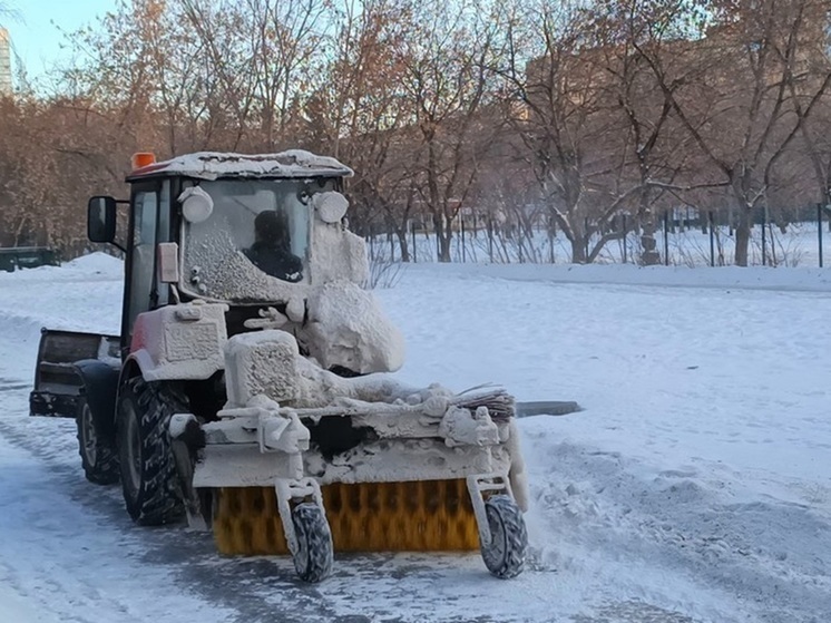 Свыше 260 спецмашин очищают от снега трассы Свердловской области