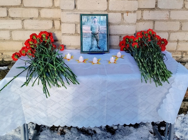 На здании школы в Тверской области открыли мемориальную доску погибшему на СВО саперу
