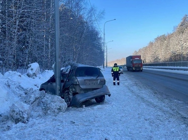 В Екатеринбурге водитель на Honda врезался в столб, погиб пассажир