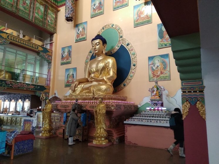 В чашу статуи Золотого Будды в дацане Ринпоче Багша в Улан-Удэ положили конфеты