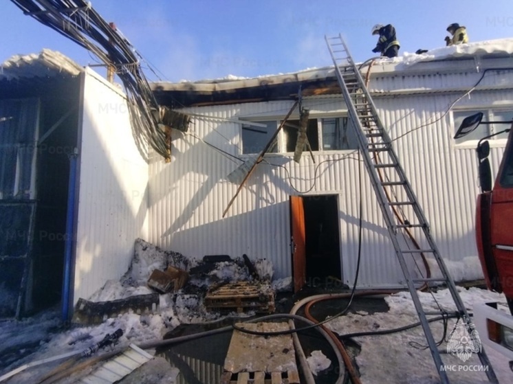 Крупный пожар произошел на мебельном производстве в Екатеринбурге