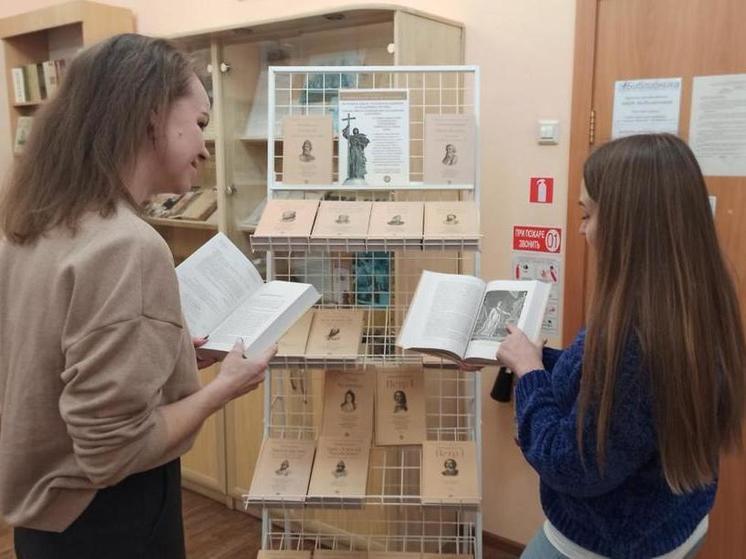 В Великом Новгороде открылась передвижная выставка исторических книг