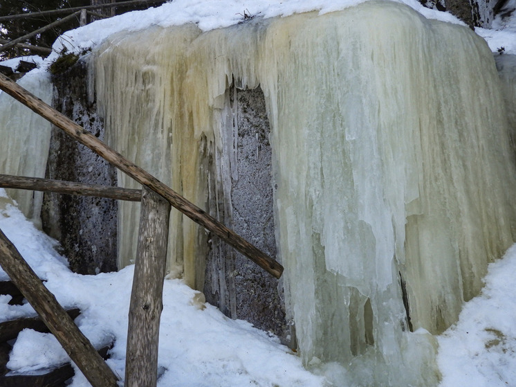 Парк Монрепо поделился кадрами ледяных водопадов