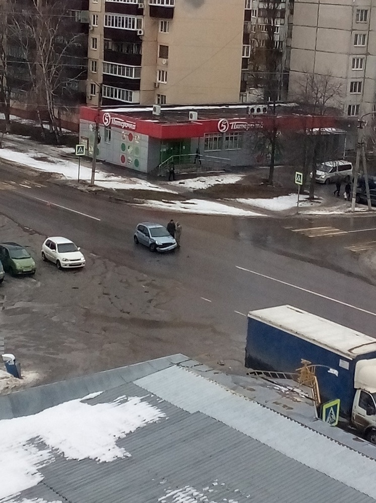 В Курске у автомобиля оторвали бампер во время ДТП на улице Республиканской
