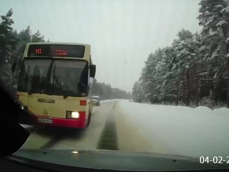 На Судогодской дороге рейсовый автобус врезался в легковушку