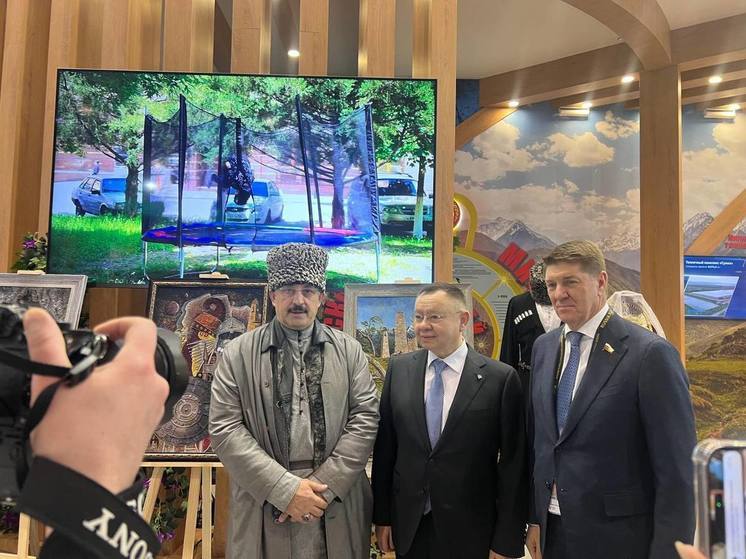 Министр строительства РФ Ирек Файзуллин посетил стенд Ингушетии на ВДНХ