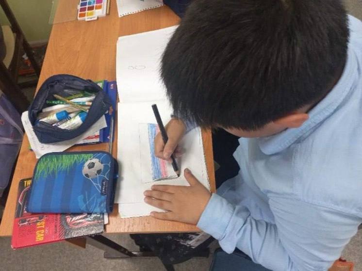 Астраханские школьники продолжают писать письма защитникам Родины