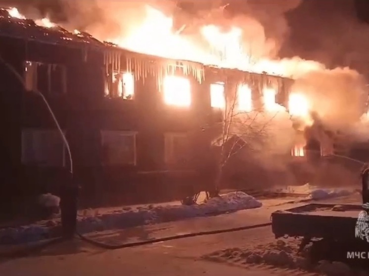 Двухэтажный многоквартирный дом сгорел в Усть-Илимске