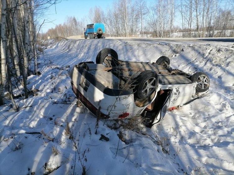 Водитель из Хабаровского края бросил своего пассажира одного в перевернутой машине