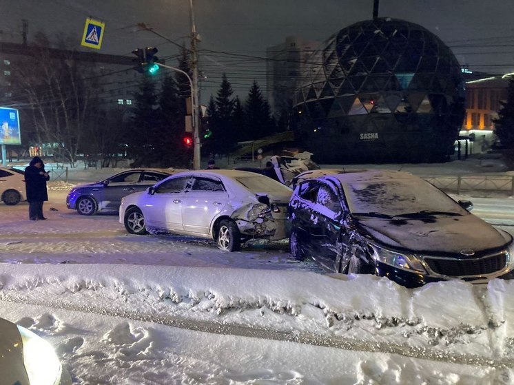 Две девушки разбились в массовом ДТП у «Глобуса» в центре Новосибирска