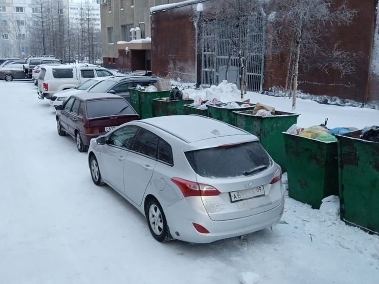 В Новом Уренгое автомобилисты снова помешали коммунальщикам вывезти мусор