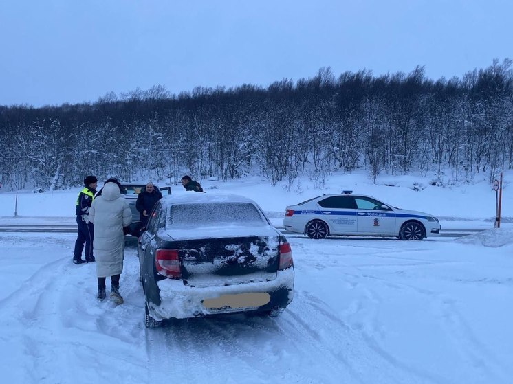 Мурманские автоинспекторы помогли семейной паре выбраться из снежного плена