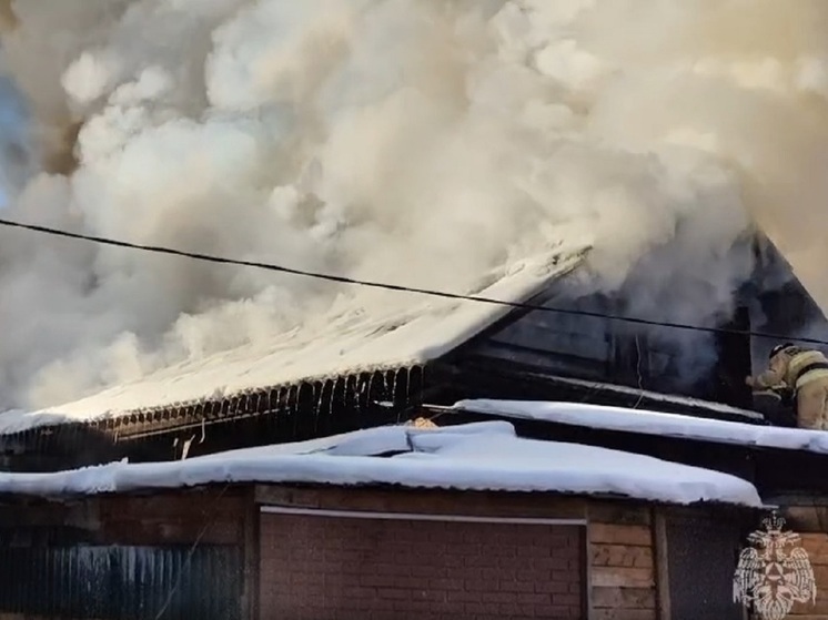 В Иркутске горит частный дом