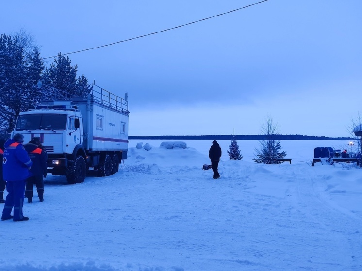 Водолазы работают на месте крушения вертолета МЧС в Карелии