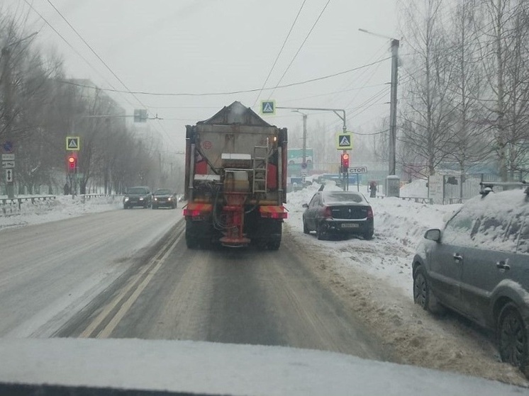 В условиях усиливающегося снегопада в Кирове назначили дежурство тягачей