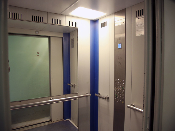 В Краснодаре женщина избила ребенка в лифте и попала на видео