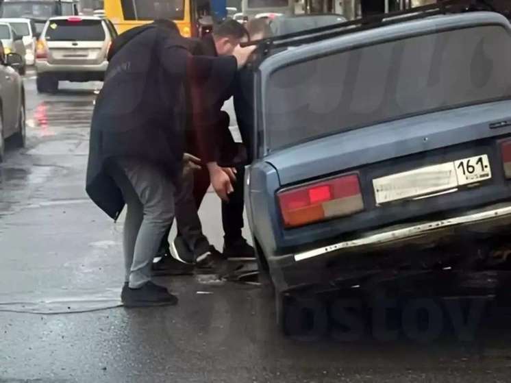 На Малиновского «семерка» провалилась в открытый люк