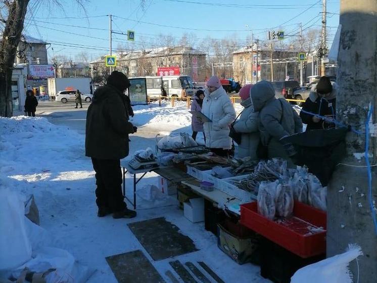 Семь несанкционированных точек торговли продуктами и рыбой закрыли в Хабаровске