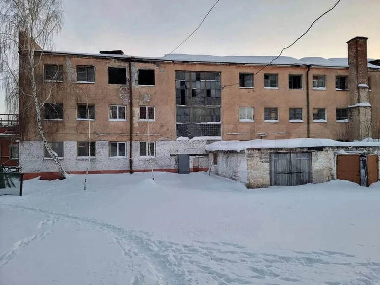 Полузаброшенное здание рядом с ж/д вокзалом продают за 25 млн рублей в Омске
