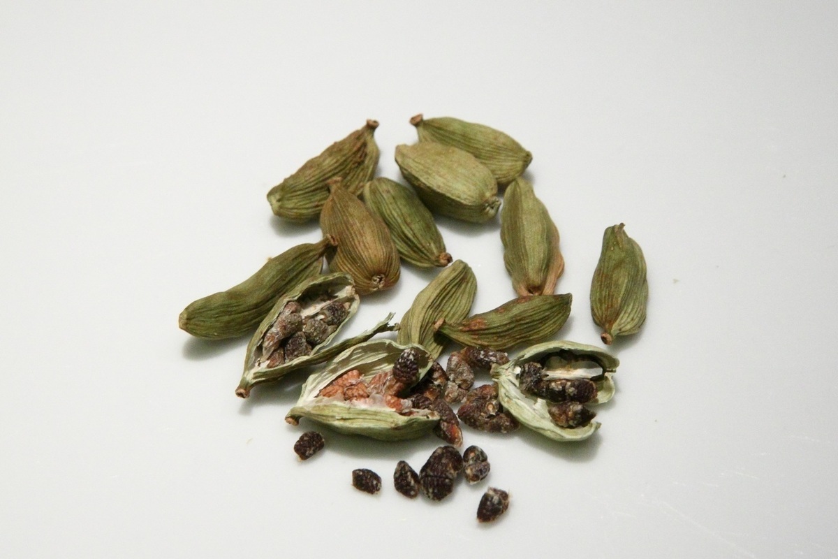 Душистые плоды. Elettaria cardamomum. Кардамон специя. Кармадон приправа. Стручок кардамона.