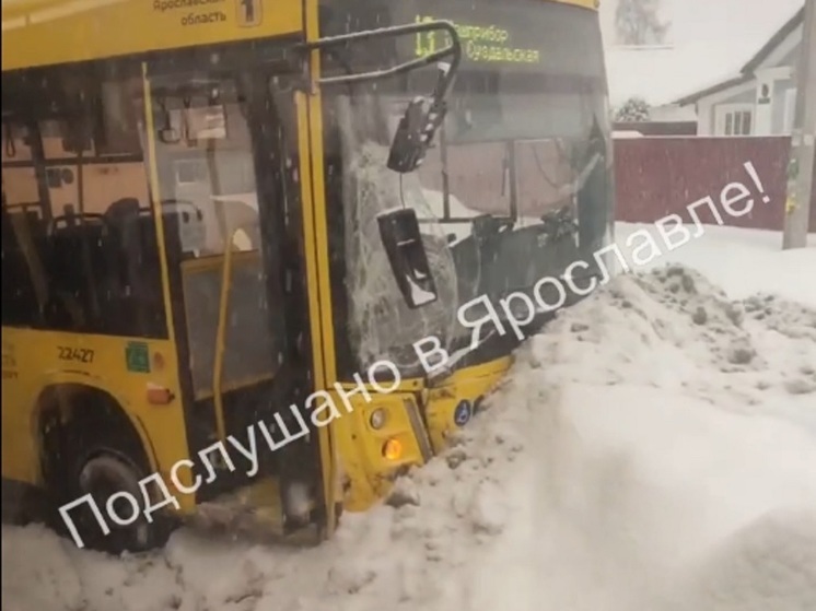 В Ярославле автобус «засел» в снежном отвале