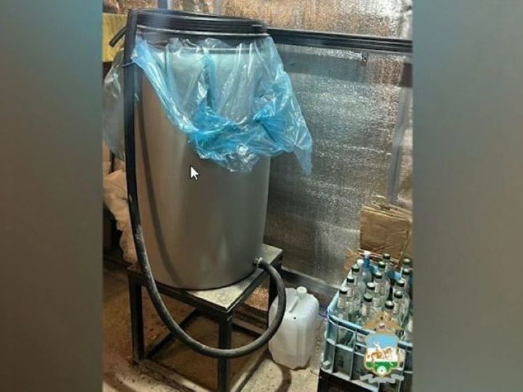 Уфимские полицейские «накрыли» цех с 730 литрами нелегального спиртного
