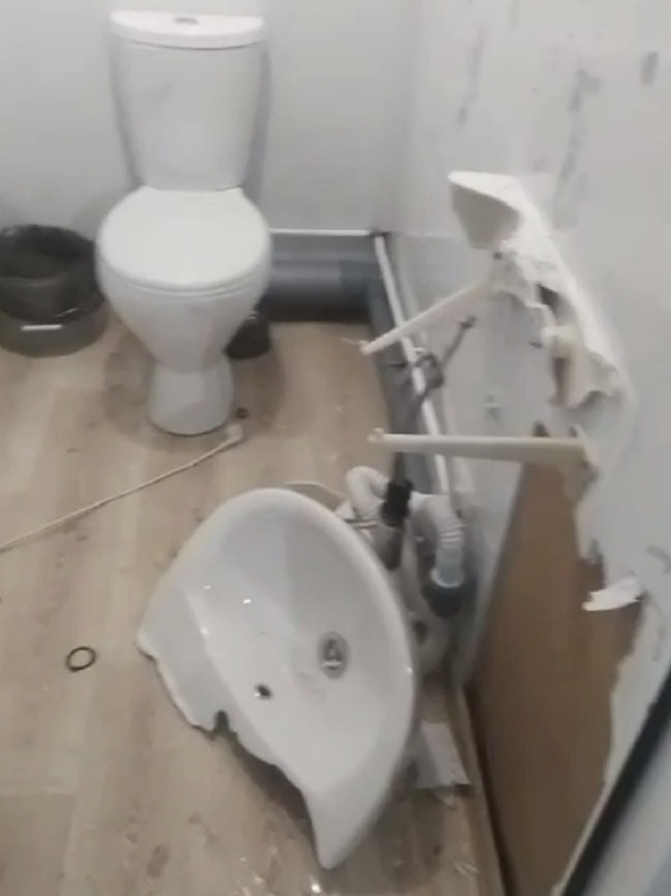 Вандалы разгромили в Томске и Стрежевом общественные туалеты
