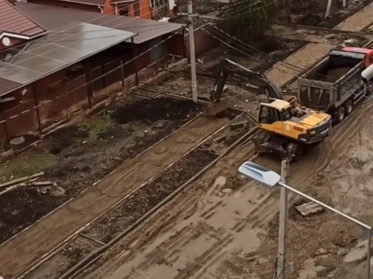 В Краснодаре на улице Ратной Славы строят тротуар