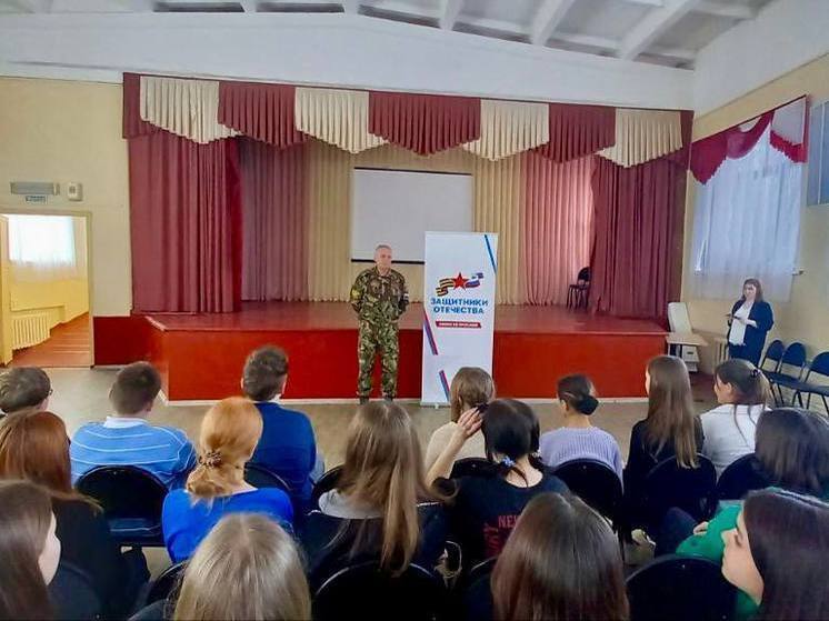 В Орле в лицее №18 провели «Урок мужества» с ветеранами боевых действий