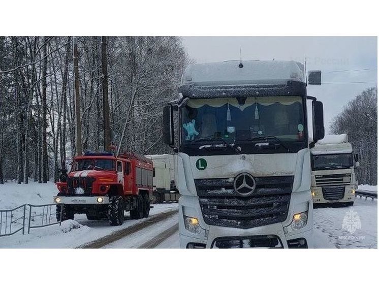 Коварная погода спровоцировала столкновение четырех фур на трассе М-1 в Сафоновском районе