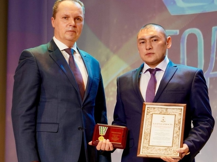Тренер по северному многоборью из Аксарки получил юбилейную медаль Министерства спорта РФ