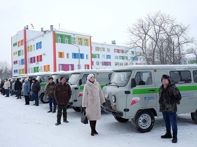 Больницам Кирова и области передали новые автомобили