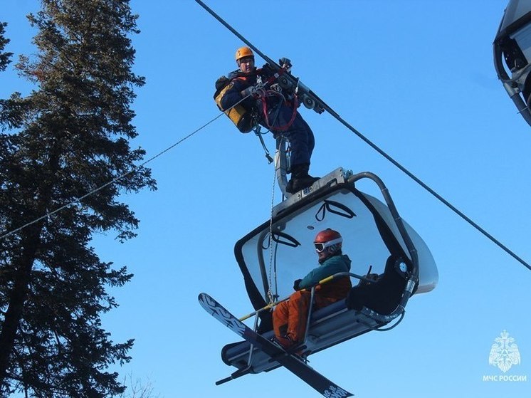 Спасатели в пригороде Хабаровска потренировались снимать людей с подъемника