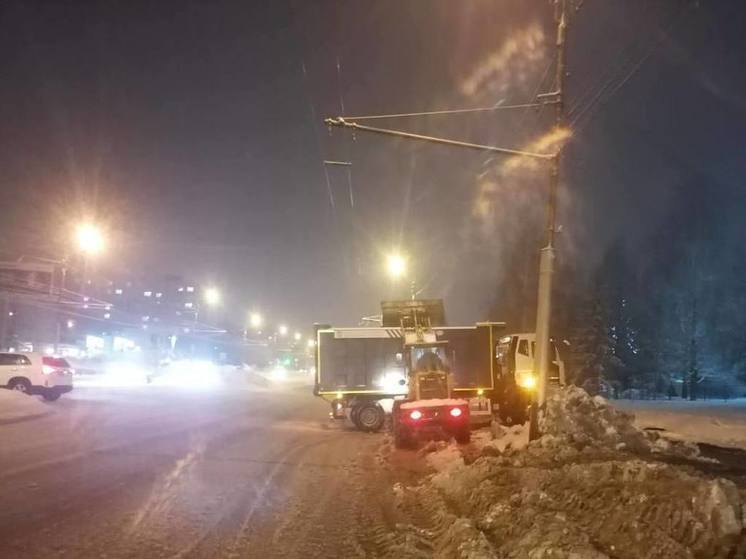 Пензенские коммунальщики всю ночь боролись с последствиями снегопада