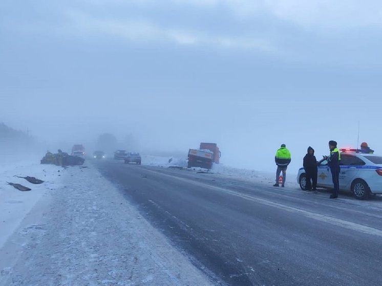 Ограничили движение на свердловской трассе, где столкнулись грузовик и ВАЗ