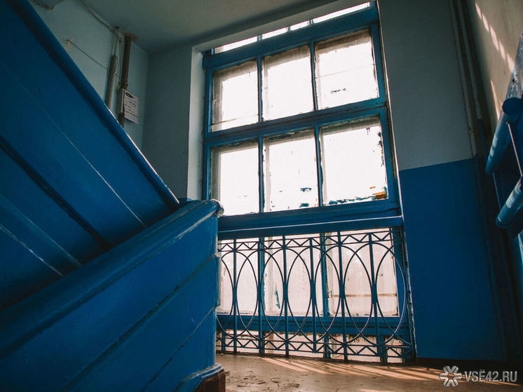 Жильцы многоэтажного дома в Кузбассе на восемь месяцев остались без лифта