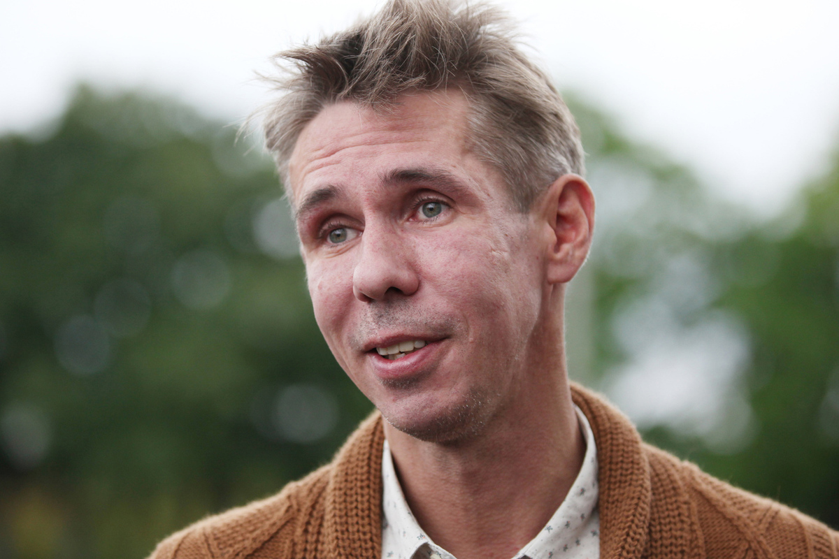 Замеченный в женском платье Панин похвастался жизнью в Штатах: неплохо кормят