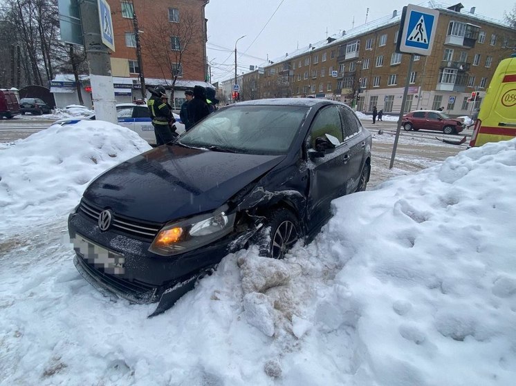 В Твери автомобиль вылетел на тротуар после ДТП на перекрестке