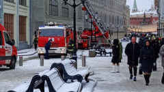 Московские пожарные борются с огнем в здании возле Кремля: видео