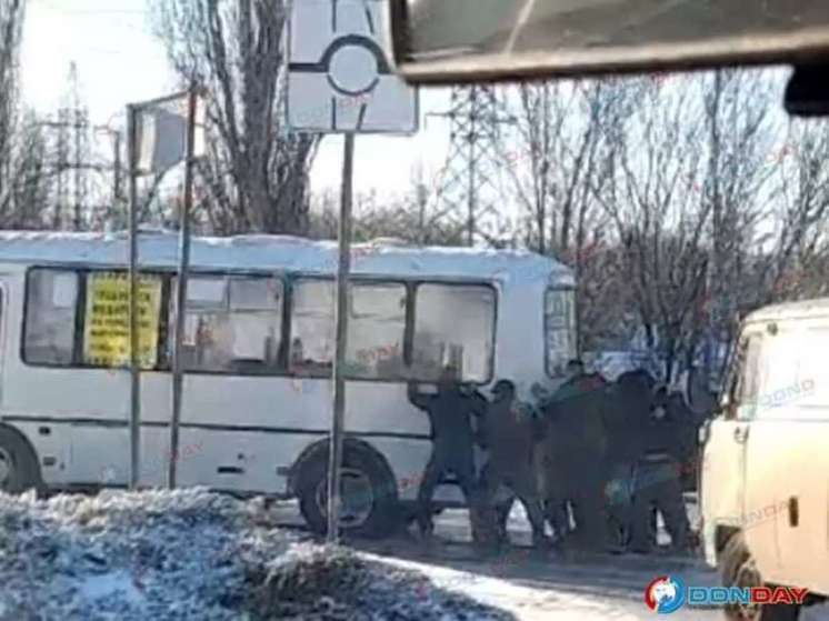 В Шахтах пассажиры выталкивали застрявший из-за гололеда автобус