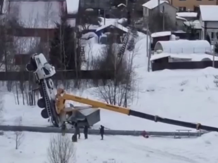 Автовышка перевернулась под тяжестью стрелы в подмосковном Подольске