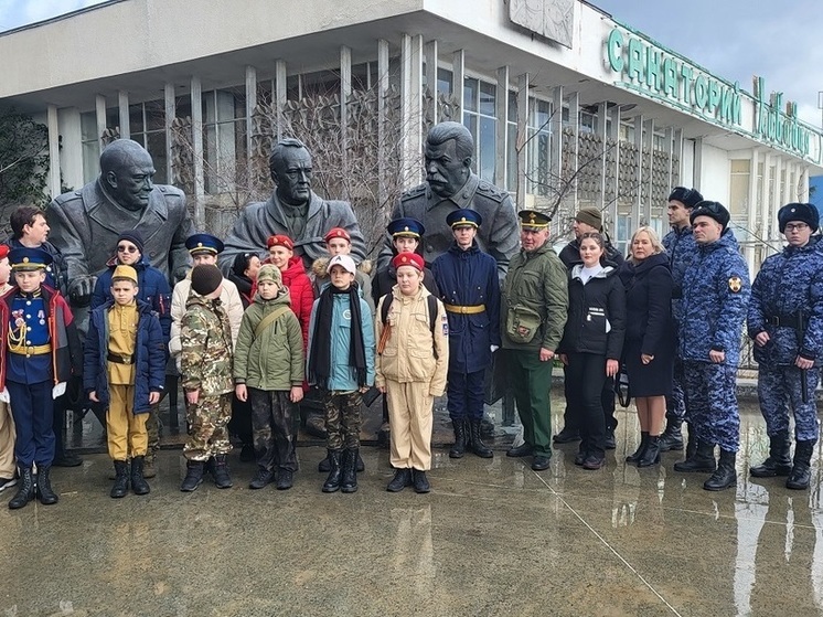 Ялтинские воспитанники патриотических клубов посетили экспозицию "Крымская конференция" в Ливадии