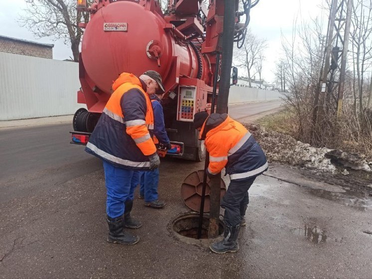В Калининграде на Краснокаменной улице прорвало канализацию