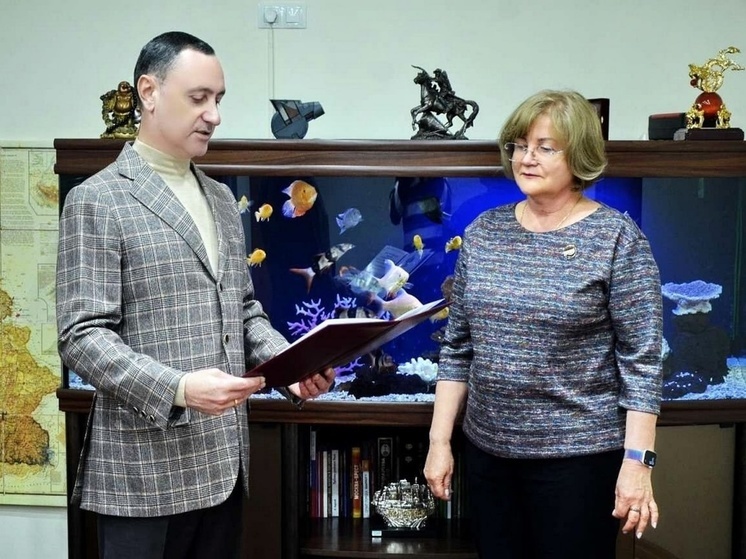 Депутат ЗСК Виктор Тепляков наградил сочинских работников санаторно-курортного комплекса и сферы туризма