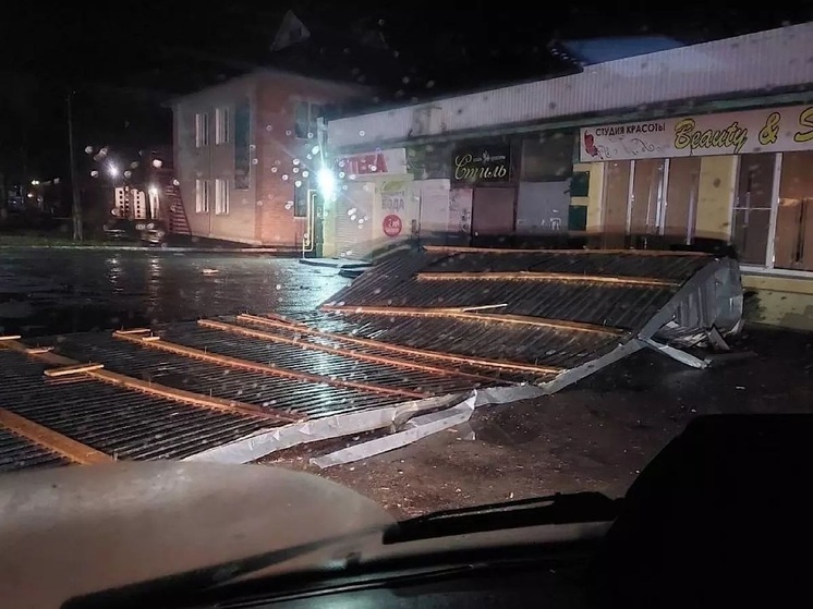 В станице Азовского района сильный ветер снес крышу торгового павильона