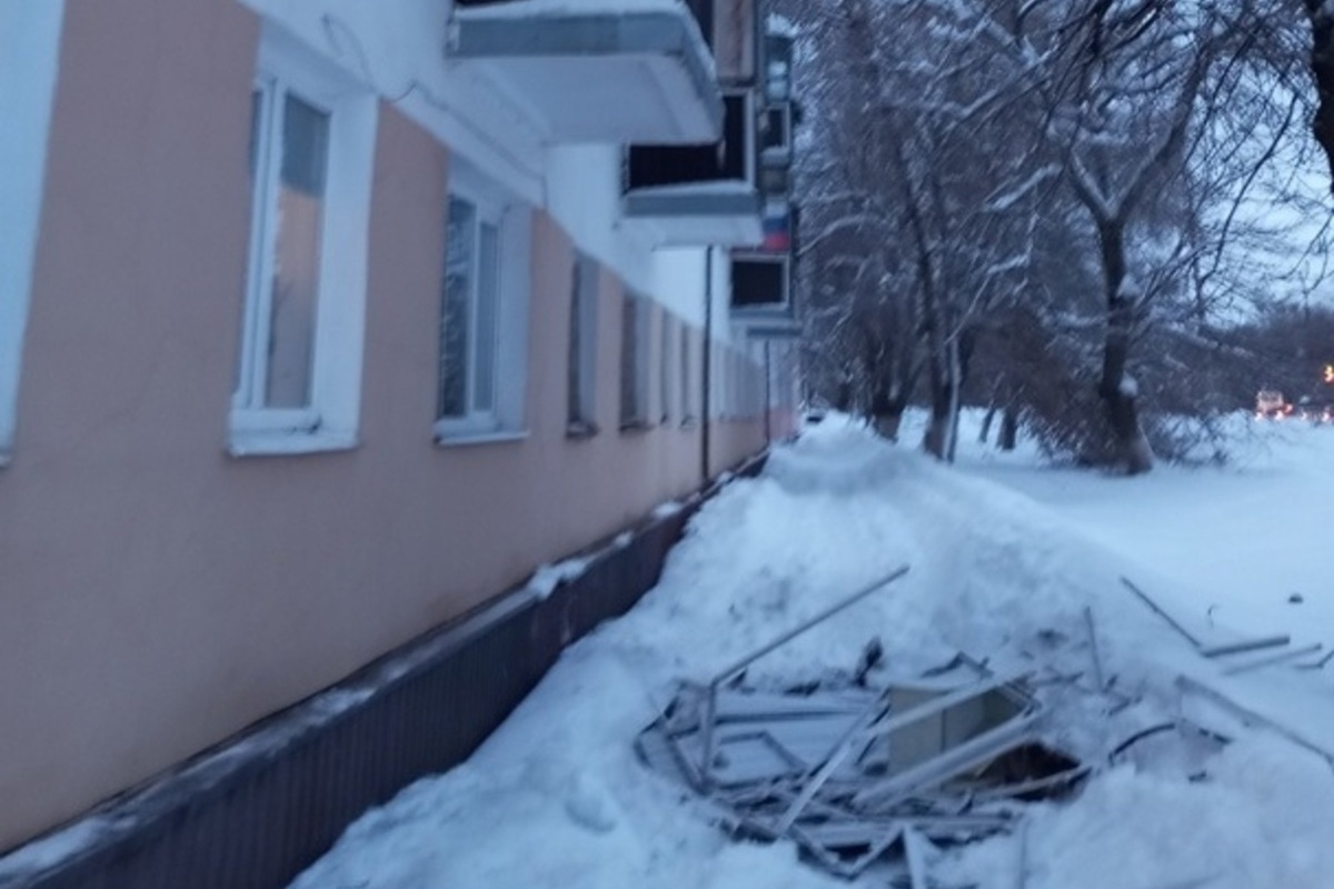 В российском городе балкон переполнился снегом и рухнул | Происшествия