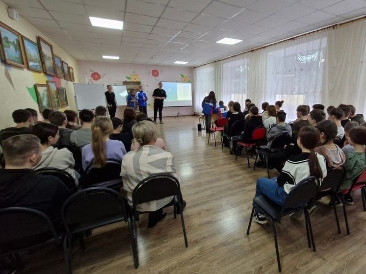 В Новоданиловке для детей провели классный час "Урок мужества"