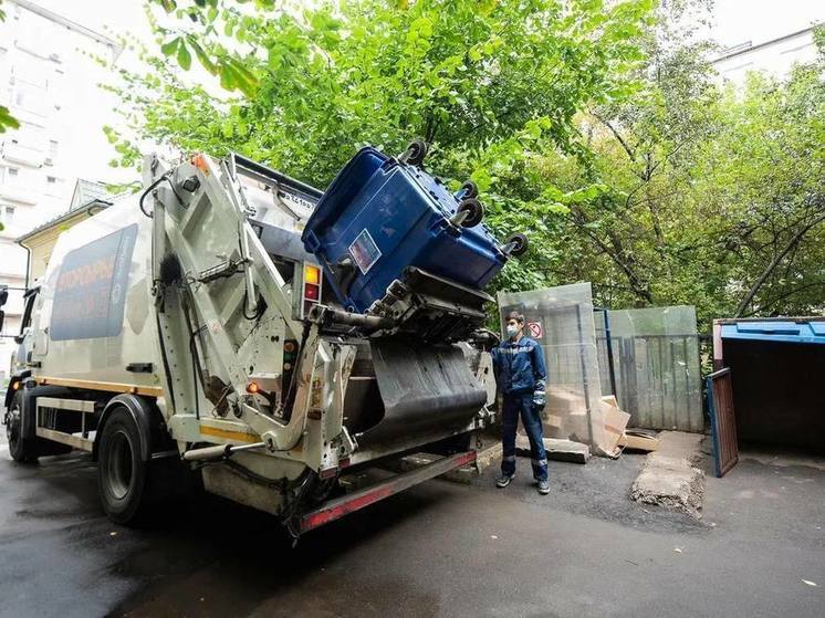 Российский экологический оператор напомнил автовладельцам о штрафах за парковку у мусорных баков