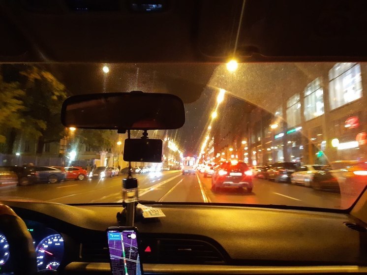 В Петербурге в 2023 году легализовали работу 20 тысяч машин такси
