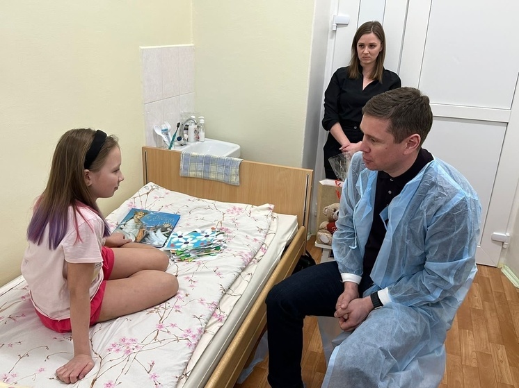 Пострадавшую от неадекватного пса девочку навестил глава Северодвинска